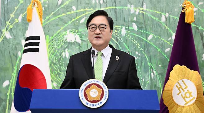 우원식 국회의장이 10일 오전 서울 여의도 국회 의장 접견실에서 개헌 관련 긴급 기자회견을 열고 있다. 이상섭 기자