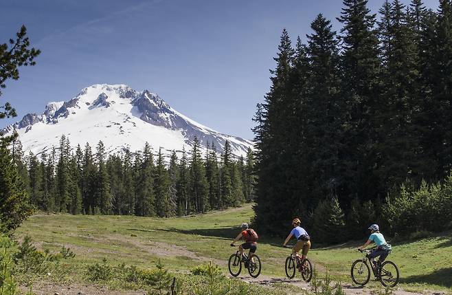 후드산을 배경으로 산악자전거를 즐기는 모습