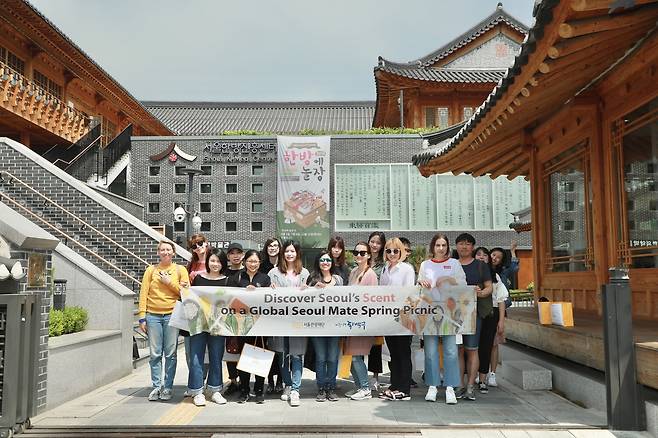 서울 경동시장 옆 한방진흥센터를 찾은 외국인들