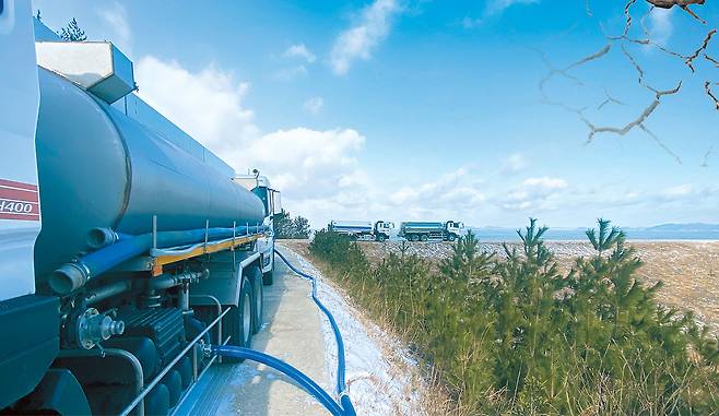 겨울 가뭄으로 식수난을 겪고 있는 전남 완도군 노화읍 넙도에 급수차량이 물을 공급하고 있는 모습.  [연합]