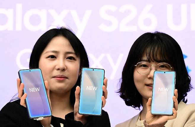 삼성전자 신제품 갤럭시S26 시리즈 사전판매를 하루 앞둔 지난달 26일 오후 서울 종로구 KT 온맞이 광화문 플래그십매장에서 모델들이 삼성 갤럭시 S26 울트라를 선보이고 있다. [헤럴드DB]