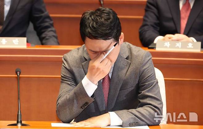 [서울=뉴시스] 조성봉 기자 = 장동혁 국민의힘 대표가 9일 오후 서울 여의도 국회에서 열린 의원총회에서 피곤한듯 잠시 손으로 눈가를 만지고 있다.  2025.03.09. suncho21@newsis.com