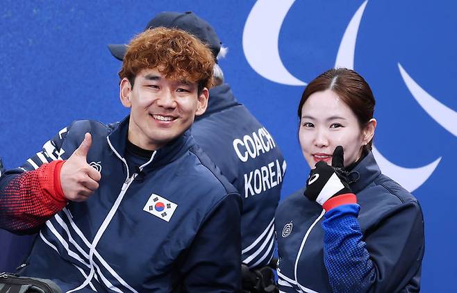 [서울=뉴시스] 한국 휠체어컬링 대표팀 백혜진-이용석이 9일(한국 시간) 이탈리아 코르티나담페초의 코르티나 컬링 올림픽 스타디움에서 열린 2026 밀라노·코르티나담페초 동계패럴림픽 예선 최종 7차전에서 에스토니아를 10-0으로 꺾은 뒤 포즈를 취하고 있다. (사진 = 대한장애인체육회 제공) *재판매 및 DB 금지