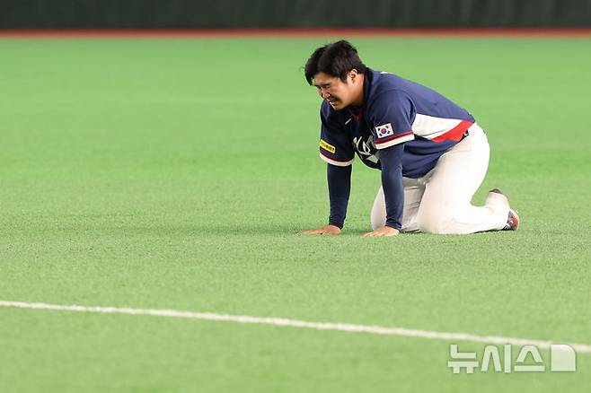 [도쿄=뉴시스] 권창회 기자 = 9일 일본 도쿄돔에서 열린 2026 WBC 조별리그 C조 4차전 한국과 호주의 경기, 7-2로 승리해 WBC 본선에 진출한 한국 대표팀 문보경이 기뻐하고 있다. 2026.03.09. kch0523@newsis.com