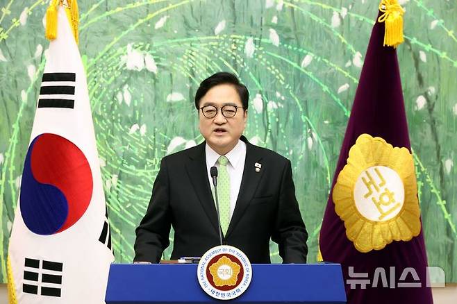 [서울=뉴시스] 조성봉 기자 = 우원식 국회의장이 10일 오전 서울 여의도 국회의장 접견실에서 열린 개헌 관련 긴급 기자회견에서 발언을 하고 있다. 우 국회의장은  "계엄 국회통제 강화, 5·18정신 전문수록, 지방균형발전 등을 개헌에 담아야 한다"고 밝혔다. 2026.03.10. suncho21@newsis.com