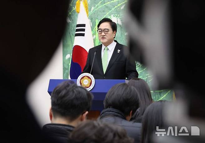 [서울=뉴시스] 조성봉 기자 = 우원식 국회의장이 10일 오전 서울 여의도 국회의장 접견실에서 열린 개헌 관련 긴급 기자회견에서 발언을 하고 있다. 우 국회의장은  "계엄 국회통제 강화, 5·18정신 전문수록, 지방균형발전 등을 개헌에 담아야 한다"고 밝혔다. 2026.03.10. suncho21@newsis.com