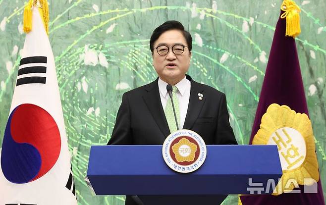 [서울=뉴시스] 조성봉 기자 = 우원식 국회의장이 10일 오전 서울 여의도 국회의장 접견실에서 열린 개헌 관련 긴급 기자회견에서 발언을 하고 있다. 우 국회의장은  "계엄 국회통제 강화, 5·18정신 전문수록, 지방균형발전 등을 개헌에 담아야 한다"고 밝혔다. 2026.03.10. suncho21@newsis.com