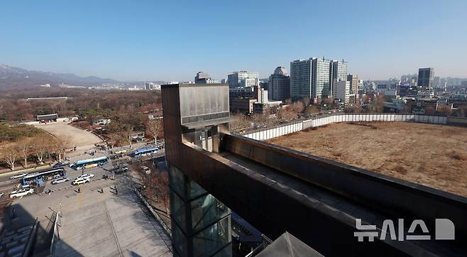 [서울=뉴시스] 조성우 기자 = 세운상가에서 바라본 종묘(왼쪽) 일대와 세운4구역(오른쪽)의 모습. 2025.12.18. xconfind@newsis.com