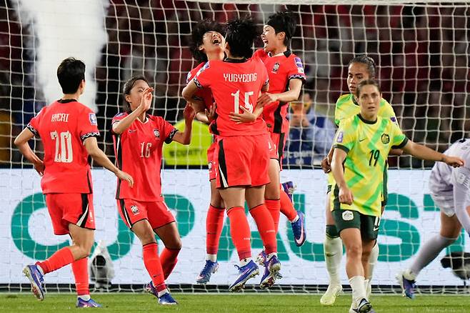 [시드니=AP/뉴시스] 한국 선수들이 8일(현지 시간) 호주 시드니 스타디움 오스트레일리아에서 열린 2026 아시아축구연맹(AFC) 여자 아시안컵 축구 조별 리그 A조 3차전 호주와 경기 후반 8분 김신지의 동점 골에 환호하고 있다. 한국은 3-2로 앞서가던 후반 추가 시간 실점해 3-3으로 비기며 A조 1위로 8강에 올랐다. 2026.03.08.