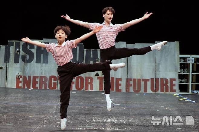 [고양=뉴시스] 박진희 기자 = 뮤지컬 '빌리 엘리어트' 배우 김우진(빌리 역)과 임선우(성인 빌리 역)가 10일 경기 고양시 아람누리극장에서 주요 장면을 시연하고 있다. 2026.03.10. pak7130@newsis.com