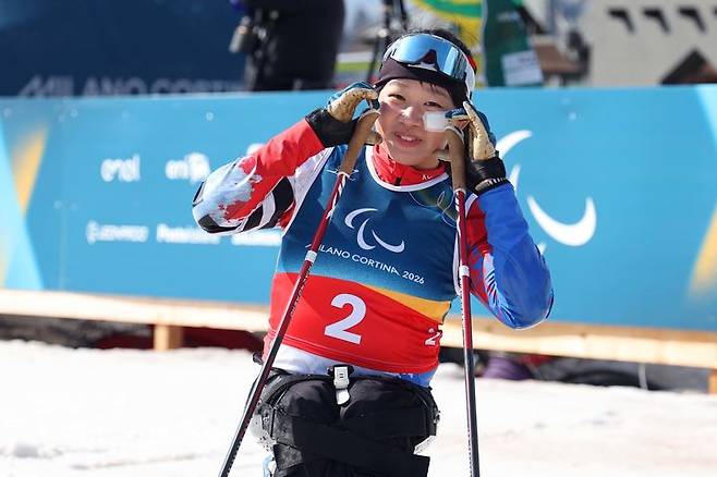 [서울=뉴시스] 김윤지가10일(한국 시간) 이탈리아 테세로 크로스컨트리 스타디움에서 열린 2026 밀라노·코르티나담페초 동계패럴림픽 크로스컨트리 스키 여자 스프린트 좌식 결선에서 2위를 차지한 뒤 포즈를 취하고 있다. (사진 = 대한장애인체육회 제공) *재판매 및 DB 금지