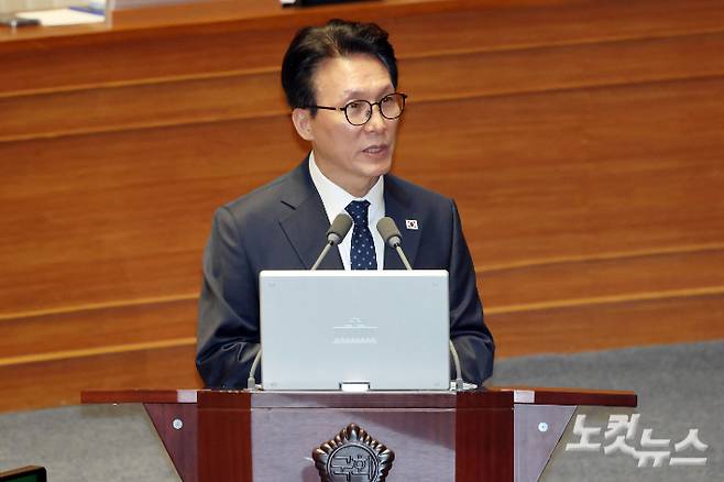 11일 서울 여의도 국회에서 열린 제432회국회(임시회) 제6차 본회의 교육·사회·문화에 관한 질문에서 김민석 국무총리가 의원 질의에 답변을 하고 있다. 윤창원 기자