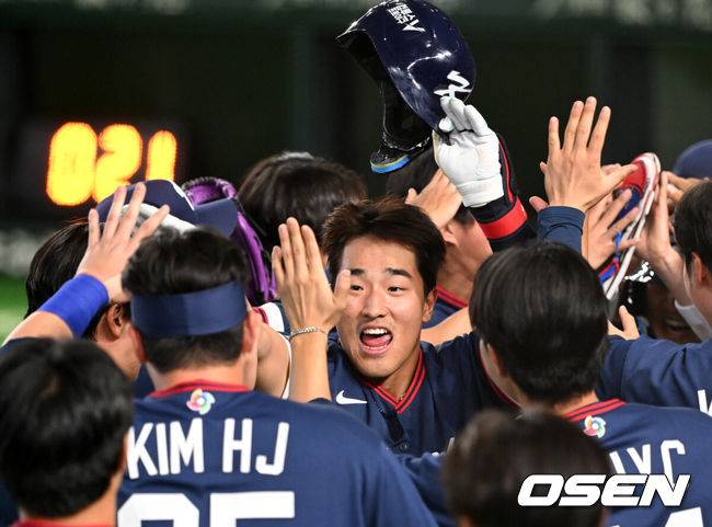 [OSEN=도쿄(일본), 손용호 기자] 9일 일본 도쿄돔에서 월드베이스볼클래식(WBC) 조별리그 C조 한국과 호주의 경기가&nbsp;열렸다.C조는 일본이 3승으로 조 1위를 확정, 8강에 진출했다. 호주가 2승 1패, 대만이 2승 2패, 한국이 1승 2패, 체코는 3패다.한국 WBC 대표팀이 8강에 진출하려면 호주에 2점 이하로 실점하면서 5점 차 이상으로 승리해야만 한다.9회초 1사 1,3루에서 한국 안현민이 희생플라이를 날리고 더그아웃에서 환호하고 있다. 2026.03.09&nbsp;/spjj@osen.co.kr