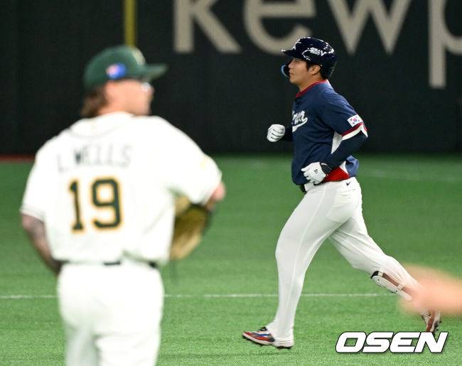 [OSEN=도쿄(일본), 손용호 기자] 9일 일본 도쿄돔에서 월드베이스볼클래식(WBC) 조별리그 C조 한국과 호주의 경기가&nbsp;열렸다.C조는 일본이 3승으로 조 1위를 확정, 8강에 진출했다. 호주가 2승 1패, 대만이 2승 2패, 한국이 1승 2패, 체코는 3패다.한국 WBC 대표팀이 8강에 진출하려면 호주에 2점 이하로 실점하면서 5점 차 이상으로 승리해야만 한다.2회초 무사 1루에서 한국 문보경이 우중월 투런 홈런을 치고 그라운드를 돌고 있다. 2026.03.09&nbsp;/spjj@osen.co.kr