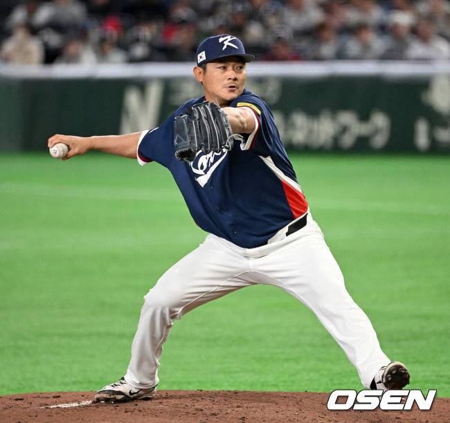 [OSEN=도쿄(일본), 손용호 기자] 9일 일본 도쿄돔에서 월드베이스볼클래식(WBC) 조별리그 C조 한국과 호주의 경기가&nbsp;열렸다.C조는 일본이 3승으로 조 1위를 확정, 8강에 진출했다. 호주가 2승 1패, 대만이 2승 2패, 한국이 1승 2패, 체코는 3패다.한국 WBC 대표팀이 8강에 진출하려면 호주에 2점 이하로 실점하면서 5점 차 이상으로 승리해야만 한다.2회말 무사에서 한국 노경은이 역투하고 있다. 2026.03.09&nbsp;/spjj@osen.co.kr