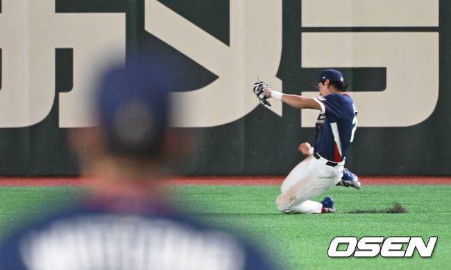 &nbsp;기가막힌 슬라이딩 캐치를 하는 이정후&nbsp;&nbsp;