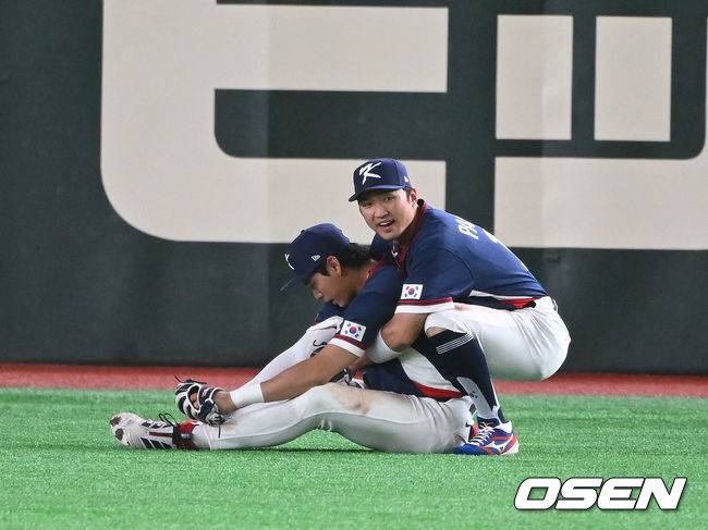 &nbsp;박해민이 긴장감에 주저앉은 이정후를 일으켜 세우고 있다.​