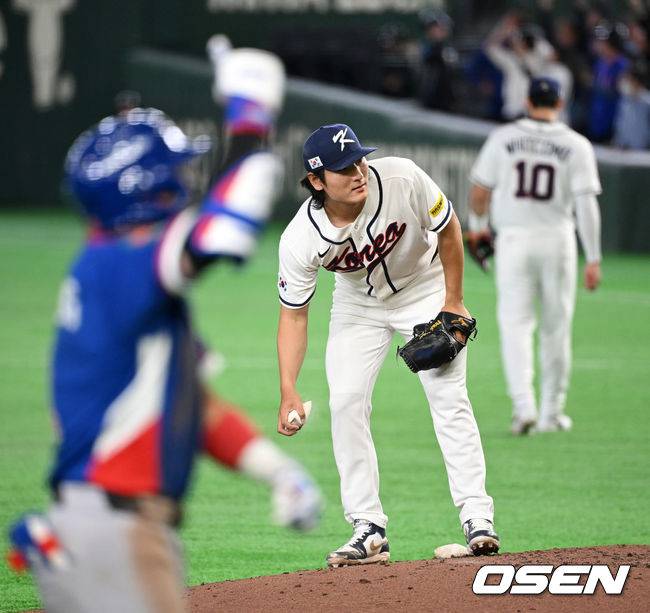 [OSEN=도쿄(일본), 손용호 기자] 8일 일본 도쿄돔에서 2026 월드베이스볼클래식(WBC) 1라운드 C조 조별리그 대한민국과 대만의 경기가&nbsp;열렸다. 6회초 무사에서 한국 곽빈이 대만 정쭝저에게 중월 솔로포를 허용하며 아쉬워하고 있다. 2026.03.08&nbsp;/spjj@osen.co.kr