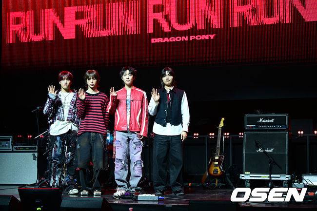 [OSEN=최규한 기자] 밴드 드래곤포니(Dragon Pony)가 10일 오후 서울 창천동 예스24 원더로크홀에서 세 번째 EP 'RUN RUN RUN(런런런)' 발매 쇼케이스를 가졌다.'RUN RUN RUN'은 드래곤포니가 불완전한 청춘 성장 서사를 이어가는 앨범으로, 네 멤버(편성현, 권세혁, 안태규, 고강훈)는 수많은 선택지 앞에서 복잡하게 생각하기보다는 그저 마음을 따라 달려보기를 택했다.&nbsp;드래곤포니가 포토타임을 하고 있다. 2026.03.10 / dreamer@osen.co.kr