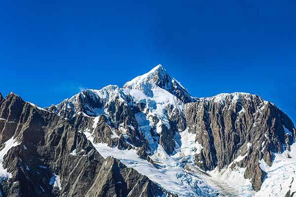 마운트 쿡은 뉴질랜드 최고봉으로서 위엄이 느껴진다. 산 높이가 지구온난화로 40m 낮아졌지만 아직도 산 정상엔 눈이 덮여 있다.