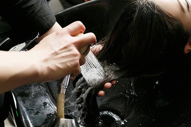 향기나 브랜드만 보고 샴푸를 골랐다면 두피는 영양을 놓치고 있을 수 있다. 성분표에서 비오틴과 판테놀을 확인하는 습관이 두피 장벽 관리에 도움이 된다. 게티이미지