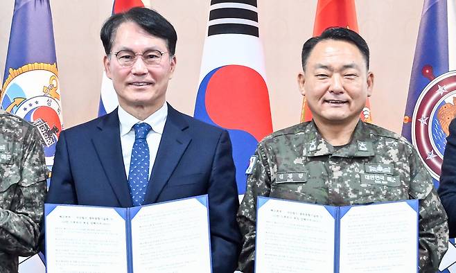 노상흡 캠틱종합기술원장(왼쪽)과 김광민 해군본부 정보작전참모부장이 지난 6일 충남 계룡대 해군본부에서 드론축구 기반 병사 드론 조종교육 및 드론전력 강화를 위한 양해각서(MOU)에 서명한 뒤 기념촬영하고 있다. 캠틱종합기술원 제공