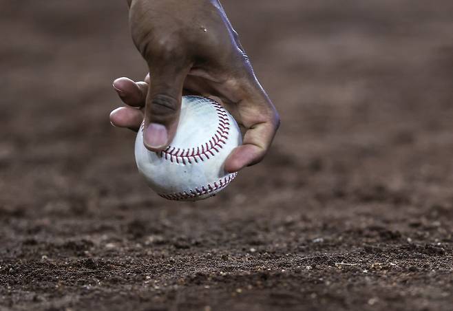 지난 9일(현지시간) 미국 플로리다주 마이애미 론 디폿 파크에서 열린 도미니카 공화국과 이스라엘의 ‘2026 월드베이스볼 클래식(WBC)’ 경기에서 도미니카 공화국 선수가 야구공을 집어올리고 있다. EPA연합뉴스