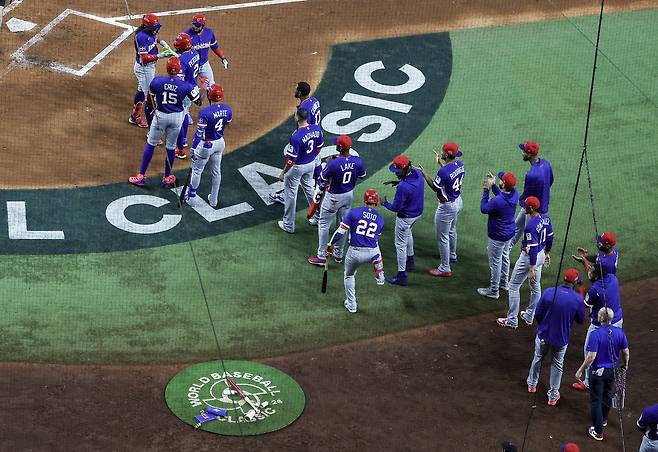 지난 9일(현지시간) 미국 플로리다주 마이애미 론 디폿 파크에서 열린 도미니카 공화국과 이스라엘의 ‘2026 월드베이스볼 클래식(WBC)’ 경기에서 도미니카 공화국 선수들이 경기에 참여하고 있다. EPA연합뉴스