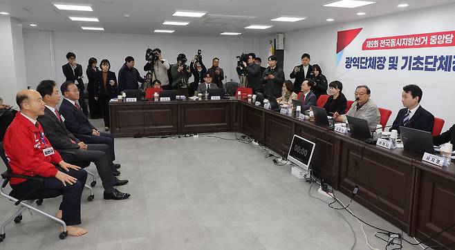 이정현 국민의힘 공천관리위원장이 10일 서울 영등포구 여의도 중앙당사에서 열린 6·3 지방선거 광역단체장 및 기초단체장 후보자 면접에 앞서 발언하고 있다. 대구시장 예비후보인 김한구 전 달성군 새마을협의회 감사, 유영하·윤재옥 의원이 면접 시작을 기다리고 있다.