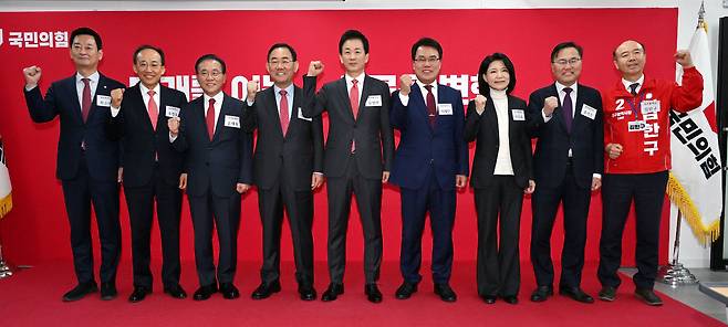 6·3 지방선거 대구시장에 도전하는 국민의힘 예비후보들이 10일 서울 영등포구 여의도 국민의힘 중앙당사에서 열린 광역단체장 후보 면접에 참석하며 기념 촬영하고 있다. 왼쪽부터 국민의힘 최은석·추경호·윤재옥 의원, 주호영 국회부의장, 유영하 의원, 이재만 전 대구 동구청장, 이진숙 전 방송통신위원장, 홍석준 전 의원, 김한구 전 달성군 새마을협의회 감사.