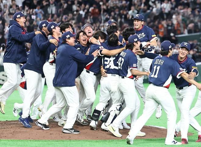 한국야구대표팀이 9일 일본 도쿄돔에서 열린 2026 월드베이스볼클래식(WBC) C조 조별리그 호주와의 4차전에서 7-2로 극적으로 승리하며 17년 만에 8강 결선 라운드 진출을 확정하자 서로 부둥켜 안고 환호하고 있다. 2승 2패를 기록한 한국은 대만, 호주와 동률을 이뤘으나 최소 실점률에서 앞서 일본(3승)에 이어 조 2위로 8강에 올랐다. 한국이 WBC에서 조별리그를 통과한 것은 2009년 준우승 이후 이번이 17년 만이다. 도쿄 연합뉴스