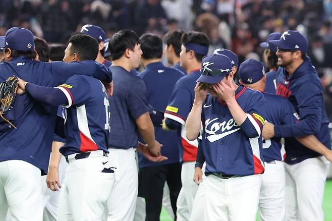 류지현 야구 국가대표 감독이 9일 일본 도쿄 돔에서 열린 2026 월드베이스볼클래식(WBC) 조별리그 C조 한국과 호주의 경기에서 승리한 후 조용히 눈물을 훔치고 있다. 2026.3.9 도쿄 뉴시스