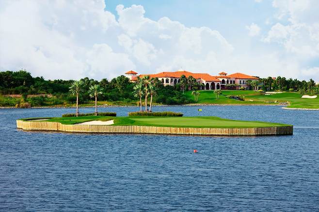 아마타스프링스CC 17번 홀 아일랜드 그린. 티샷한 뒤 배를 타고 그린에 올라야 한다. 쿼드스포츠 제공.