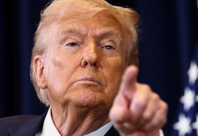 도널드 트럼프 미국 대통령이 9일(현지시간) 미국 플로리다주 마이애미 트럼프 내셔널 도럴에서 열린 기자회견에서 질문할 기자를 가리키고 있다. 로이터 연합뉴스