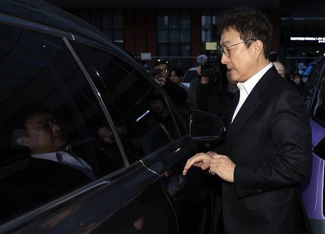 경찰 피의자 조사 받고 귀가하는 이재룡 - 음주운전을 시인한 배우 이재룡이 10일 오후 서울 강남경찰서 교통조사계에서 피의자 신분으로 조사를 받고 나와 대기하던 차량에 탑승하고 있다. 이씨는 지난 6일 오후 11시쯤 서울 지하철 9호선 삼성중앙역 인근에서 차량을 몰다 중앙분리대를 들이받고 도주한 혐의를 받는다. 2026.3.10 뉴스1