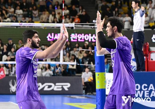 우리카드 알리(왼쪽)와 아라우조가 10일 천안 유관순체육관에서 열린 현대캐피탈과의 원정 경기에서 이긴 뒤 하이파이브를 하며 기뻐하고 있다. 한국배구연맹 제공