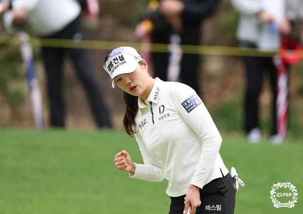 퍼팅을 성공하고 기뻐하고 있는 김민선7. 사진 제공=KLPGA