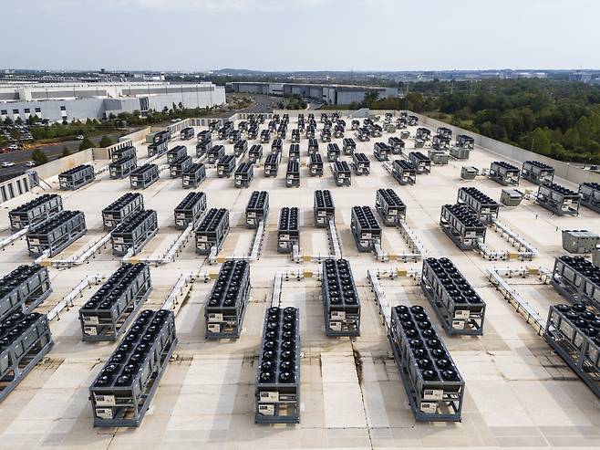 빅테크 기업의 데이터센터 건설이 미국의 고성장을 이끌고 있다. 사진은 미국 버지니아주 애시번에 위치한 데이터센터의 모습. ⓒEPA