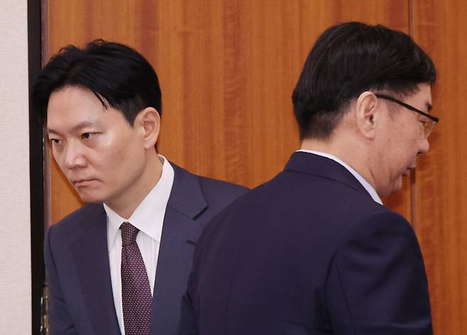 지난해 10월14일 서울 여의도 국회에서 열린 법무부 등에 대한 법제사법위원회 국정감사에서 박상용&nbsp;법무연수원 교수가 발언대로, 이화영 전 경기도 평화부지사가 답변을 마치고 자리로 향하며 엇갈리고 있다. ⓒ연합뉴스
