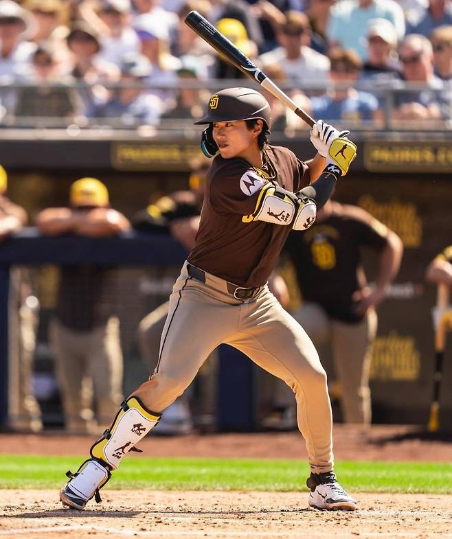 샌디에이고 송성문은 6일 2026 MLB 시범경기 시애틀전 이후 옆구리 부상으로 이탈했다. 그는 부상으로 기량을 선보이지 못하며 개막 엔트리서 탈락할 위기에 놓였다. 사진출처｜샌디에이고 공식 SNS