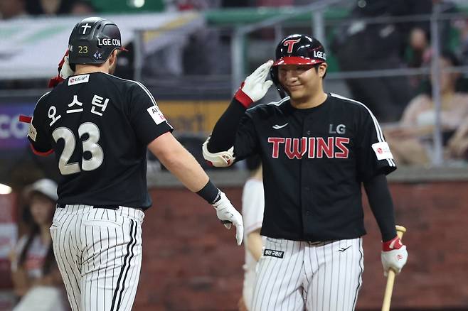 오스틴 딘-문보경. 사진=뉴시스