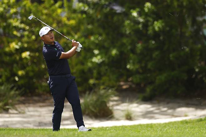 김시우가 지난 8일 PGA투어 아널드 파머 인비테이셔널 3라운드 도중 1번 홀에서 아이언 샷을 한 뒤 날아가는 공을 바라보고 있다. 게티이미지코리아