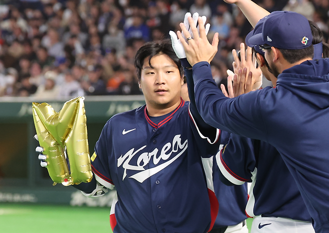 WBC 대표팀 문보경이 9일 호주전 2회 선제 2점 홈런을 때리고 더그아웃에서 하이파이브하고 있다. 연합뉴스