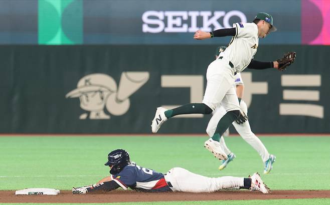 야구대표팀 안현민이 9일 일본 도쿄돔에서 열린 2026 WBC 호주전에서 5회초 2루 도루에 성공하고 있다. 연합뉴스