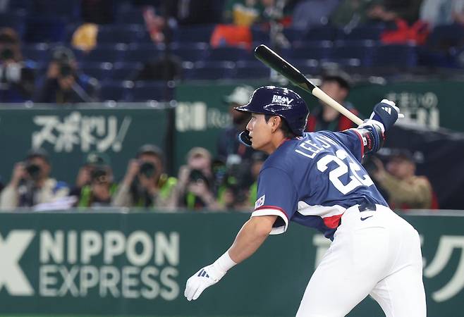 타격하는 이정후. 연합뉴스