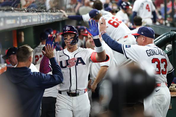 WBC 미국 대표팀 애런 저지가 10일 멕시코와의 조별리그 경기 3회 2점 홈런을 친 뒤 더그아웃에서 동료들과 기뻐하고 있다. 게티이미지