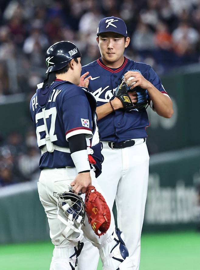 9일 일본 도쿄돔에서 열린 2026 WBC 조별리그 C조 4차전 대한민국과 호주의 경기. 1회말 1사 1, 2루 호주 알렉스 홀 타석 때 한국 선발 손주영이 포수 박동원과 대화하고 있다. 2026.3.9 yatoya@yna.co.kr 연합뉴스