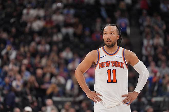 제일런 브런슨이 10일 미국 캘리포니아주 잉글우드의 인튜이트돔에서 열린 LA 클리퍼스와 2025~2026 미국프로농구 정규리그 원정 경기 도중 코트를 바라바고 있다.   잉글우드 | AP연합뉴스