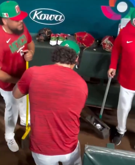 ▲ 멕시코 선수들의 완벽한 팀워크. 빗자루 담당과 쓰레받기 담당이 손발을 맞춰 더그아웃을 청소하고 있다.