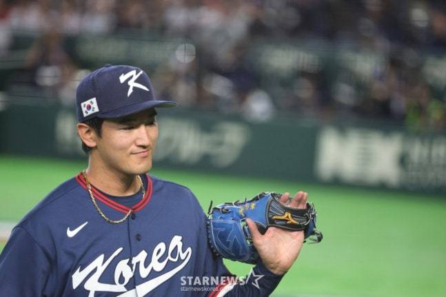 한국 선발투수 고영표가 7일 도쿄돔에서 열린 2026WBC 도쿄POOL 대한민국과 일본의 경기 3회말 2사에서 스즈키에게 1회에 이어 홈런을 허용한 후 강판되고 있다. /사진=강영조 선임기자